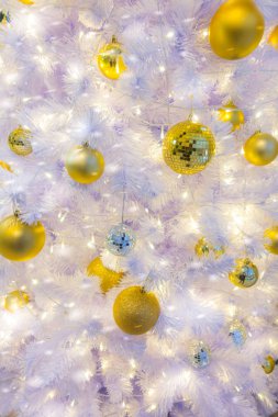 Noel ağacı ve süslemeler