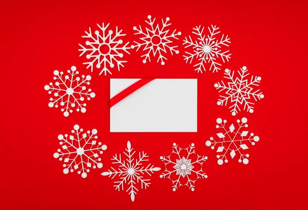 Weihnachtspostkarte Mit Echten Schneeflocken Aus Papier — Stockfoto