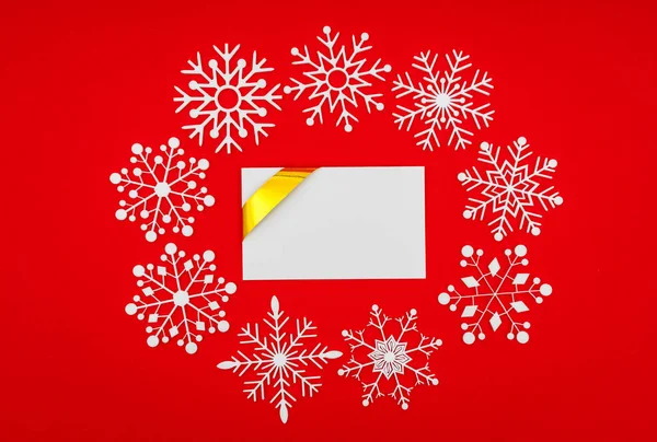 Рождественская Открытка Настоящими Бумажными Снежинками — стоковое фото