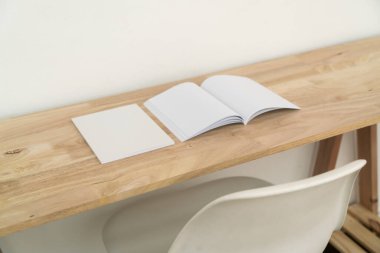Boş katalog, dergiler, kitap, ahşap arka plan modeli.