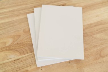 Boş katalog, dergiler, kitap, ahşap arka plan modeli.