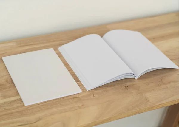 Catálogo Blanco Revistas Libro Maqueta Sobre Fondo Madera — Foto de Stock