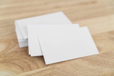 Boş kartvizitler ahşap yüzeyde taklit edilir..