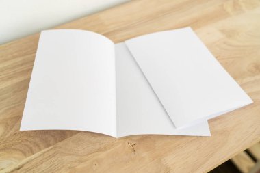 A4 yarım katlı boş beyaz şablon modeli ve ahşap yüzey üzerine sunum tasarımı. 