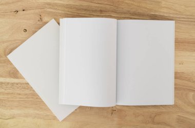 Boş katalog, dergiler, kitap, ahşap arka plan modeli.