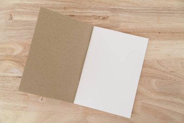 Boş katalog, dergiler, kitap, ahşap arka plan modeli.