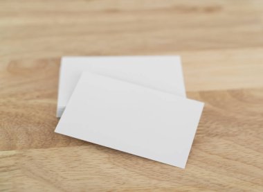 Boş kartvizitler ahşap yüzeyde taklit edilir..