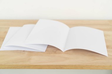 A4 yarım katlı boş beyaz şablon modeli ve ahşap yüzey üzerine sunum tasarımı. 