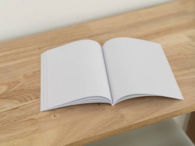 Boş katalog, dergiler, kitap, ahşap arka plan modeli.