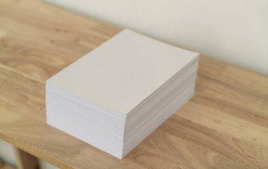 Boş katalog, dergiler, kitap, ahşap arka plan modeli.