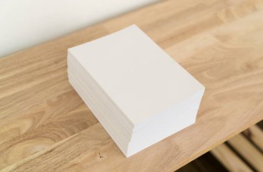 Boş katalog, dergiler, kitap, ahşap arka plan modeli.