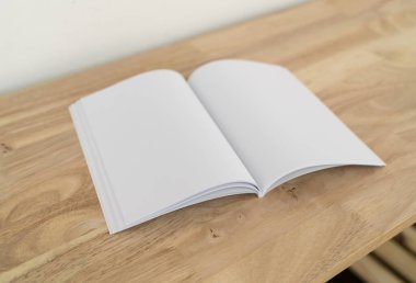Boş katalog, dergiler, kitap, ahşap arka plan modeli.