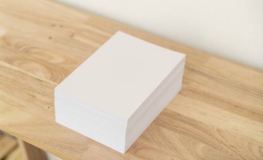 Boş katalog, dergiler, kitap, ahşap arka plan modeli.