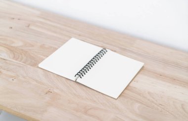 Boş katalog, dergiler, kitap, ahşap arka plan modeli.