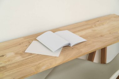 Boş katalog, dergiler, kitap, ahşap arka plan modeli.