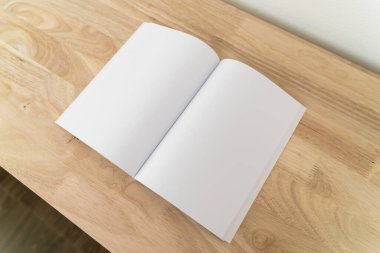 Boş katalog, dergiler, kitap, ahşap arka plan modeli.