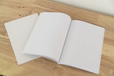 Boş katalog, dergiler, kitap, ahşap arka plan modeli.