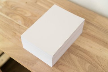 Boş katalog, dergiler, kitap, ahşap arka plan modeli.