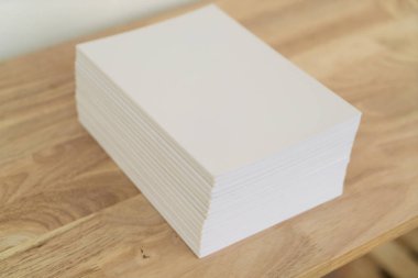 Boş katalog, dergiler, kitap, ahşap arka plan modeli.
