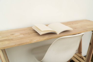 Boş katalog, dergiler, kitap, ahşap arka plan modeli.