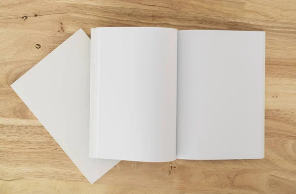 Prázdný Katalog Časopisy Kniha Modelovat Pozadí Dřeva — Stock fotografie