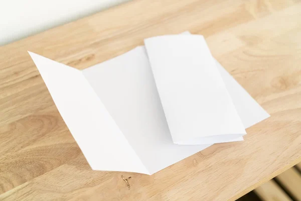 Tri Fold Folleto Blanco Plantilla Para Maqueta Diseño Presentación Superficie — Foto de Stock