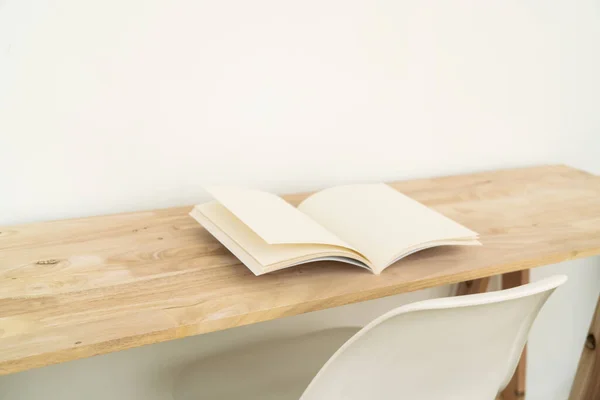 Catálogo Blanco Revistas Libro Maqueta Sobre Fondo Madera — Foto de Stock