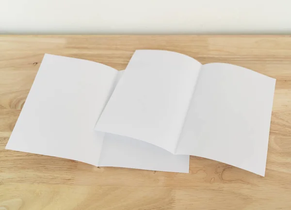 Μισό Φορές Φυλλάδιο Κενό Λευκό Πρότυπο Για Mock Και Σχεδιασμό — Φωτογραφία Αρχείου