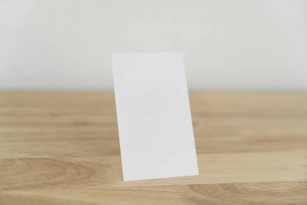 Λευκά Επαγγελματικές Κάρτες Mock Ξύλινη Επιφάνεια — Φωτογραφία Αρχείου