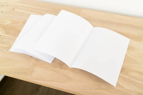 Μισό Φορές Φυλλάδιο Κενό Λευκό Πρότυπο Για Mock Και Σχεδιασμό — Φωτογραφία Αρχείου