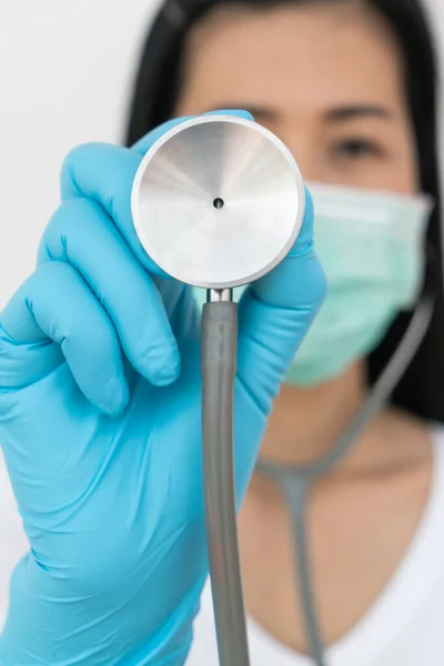 Doktor Nosí Lékařskou Masku Drží Stetoskop — Stock fotografie