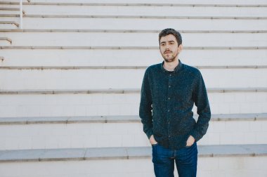 Sakallı endişeli adam