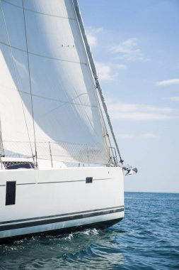 Akdeniz denizde yelkenli gemiler