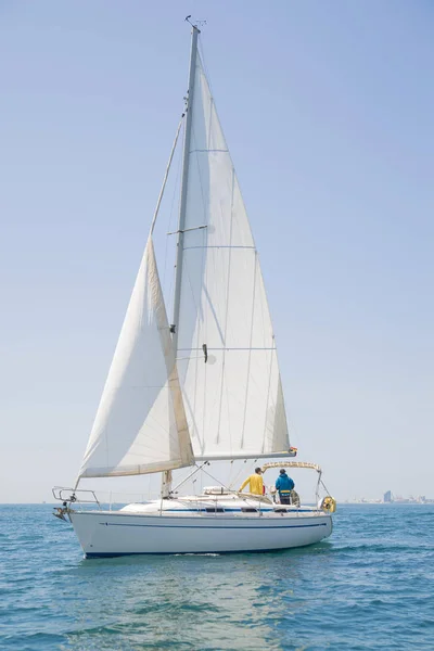 Fartyg som seglar på Medelhavet — Stockfoto