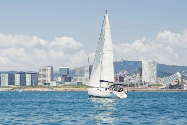 Segling med barcelona vattnet se — Stockfoto