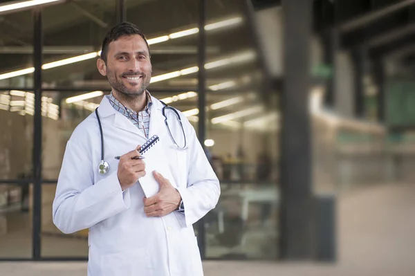 Médico guapo en un centro médico — Foto de Stock