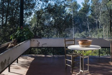 balkon sandalye ve masa ile Pedra Santa, Catalunya, İspanya görüntülemek