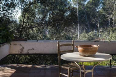 balkon sandalye ve masa ile Pedra Santa, Catalunya, İspanya görüntülemek