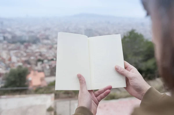 Mužské Ruce Drží Knihu Prázdné Bílé Stránky Pohled Barcelonu Pozadí — Stock fotografie