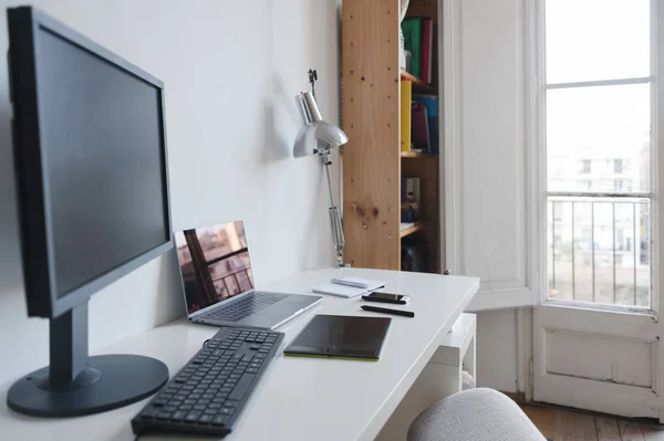 現代のデスクトップ コンピューター ラップトップ 白いテーブル ホーム オフィス コンセプトにタブレット — ストック写真