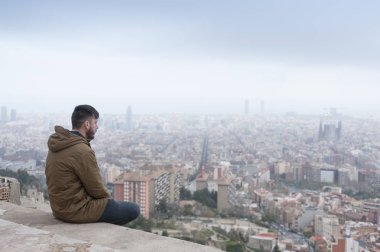 Adam Barcelona Manzaralı