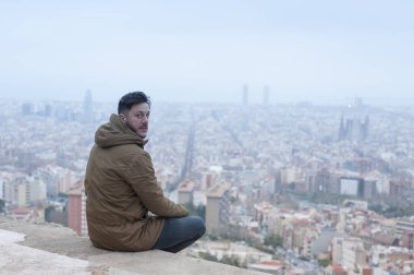 Adam Barcelona Manzaralı