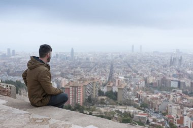 Adam Barcelona Manzaralı