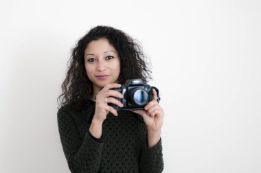 Beyaz arka plan ile bir refleks fotoğraf makinesi olan latin kadın