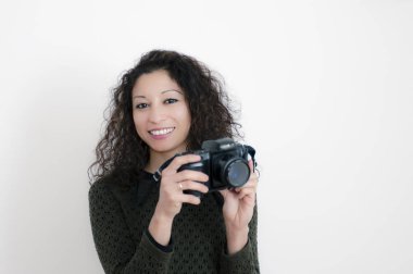Beyaz arka plan ile bir refleks fotoğraf makinesi olan latin kadın