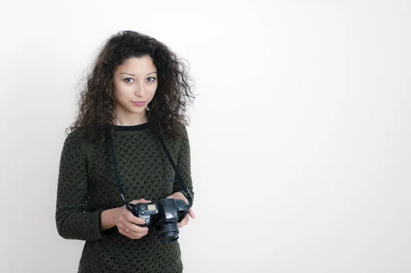 年轻拉丁妇女与反射照相机以白色背景 — 图库照片