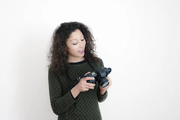 年轻拉丁妇女与反射照相机以白色背景 — 图库照片
