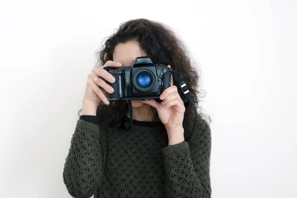 Jovem Mulher Latina Com Uma Câmera Reflexa Com Fundo Branco — Fotografia de Stock