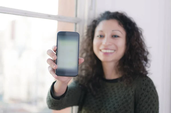 Mulher Latina Mostrando Telefone Celular — Fotografia de Stock
