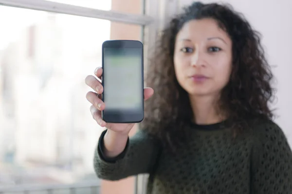 Mulher Latina Mostrando Telefone Celular — Fotografia de Stock